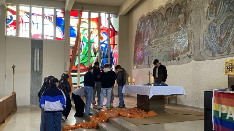 Am Altar die Stationen "Lichtblick" und "Last"
