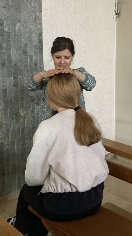 Eine Schülerin erhält von Pfarrerin Christina Kuß den Segen.