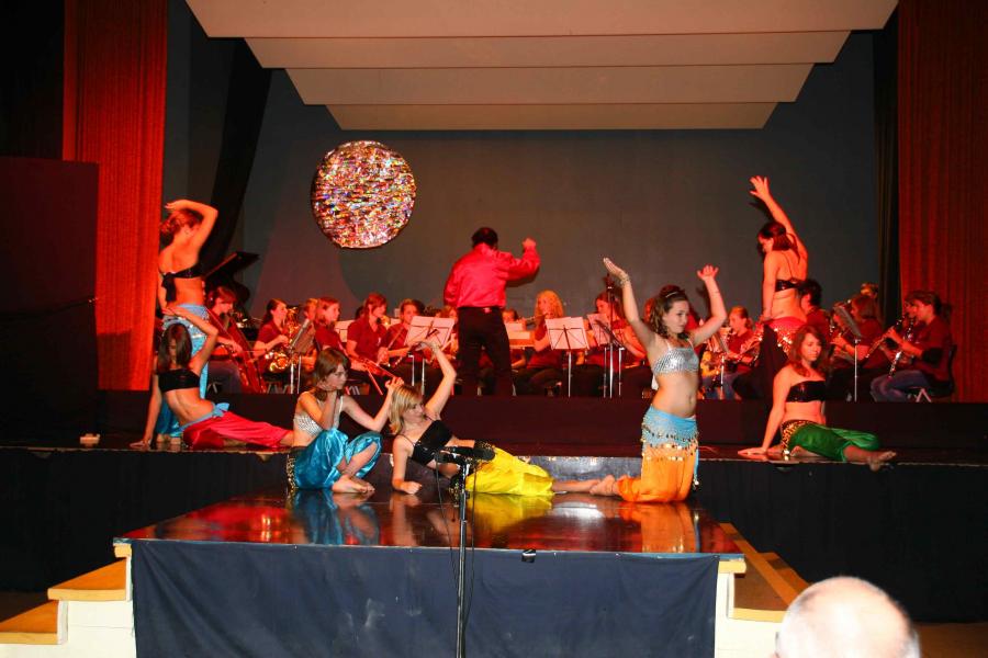 Mdchen auf der Bhne - das Orchester im Hintergrund