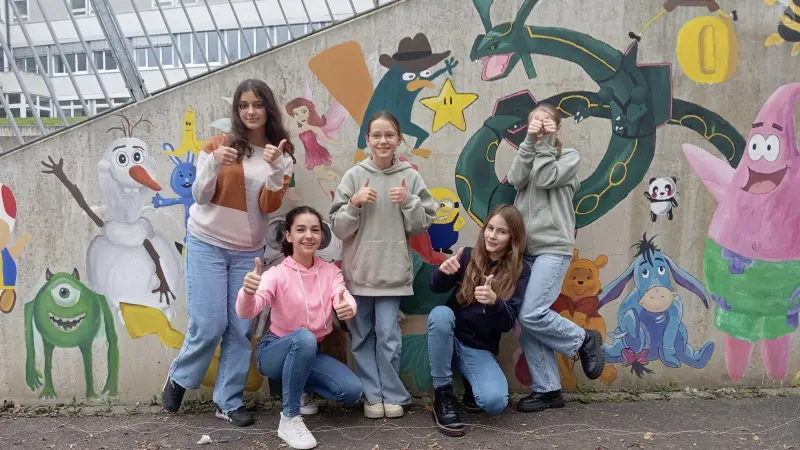 Schülergruppe im Atrium