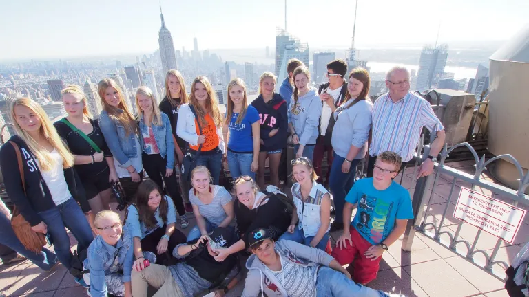 Schülergruppe vor Großstadtskyline