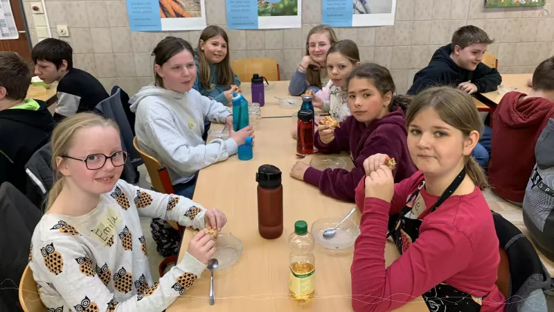 Sch�lergruppe beim Essen