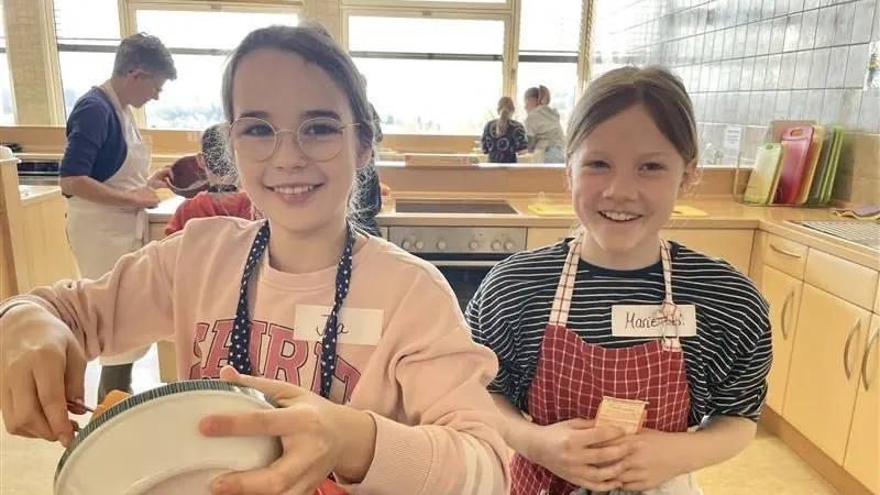 Zwei M�dels beim Kochen