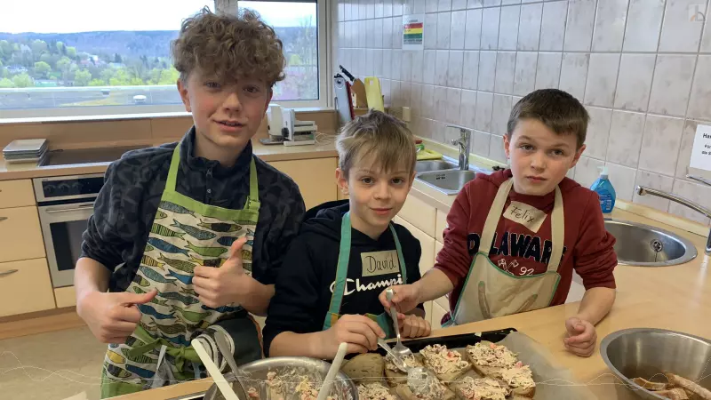 Drei Jungs beim Kochen
