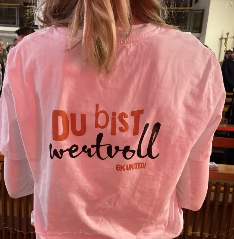 M�dchen tr�gt T-Shirt mit Aufschrift: Du bist wertvoll