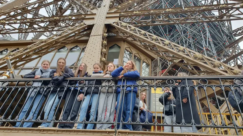 M�delsgruppe auf dem Eiffelturm