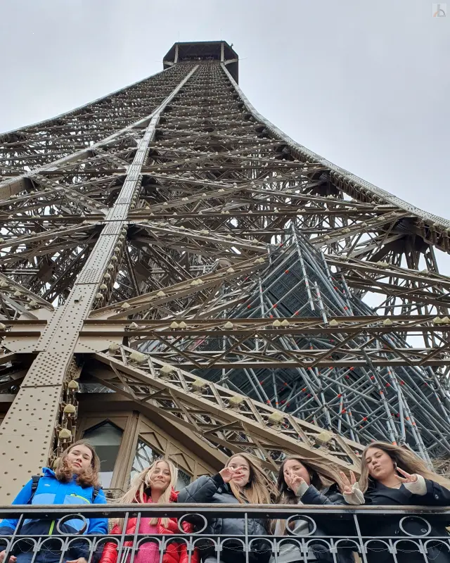 M�delsgruppe auf dem Eiffelturm