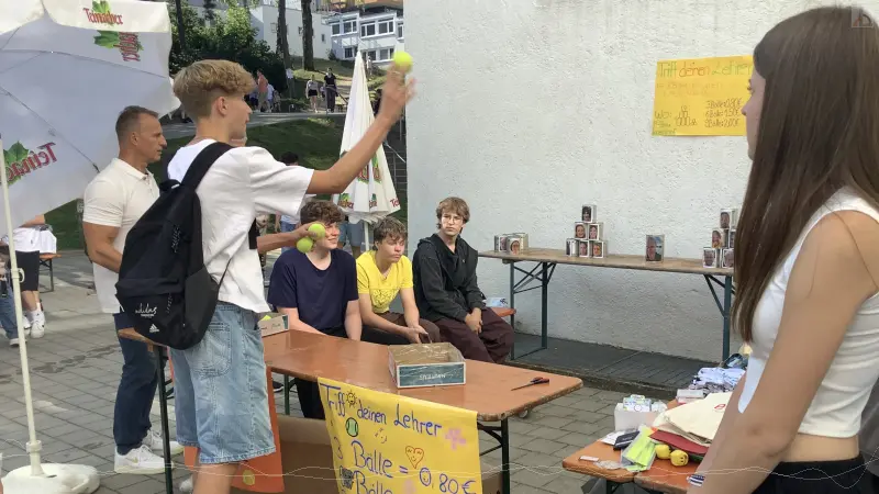 Dosenwerfen auf Lehrerkpfe