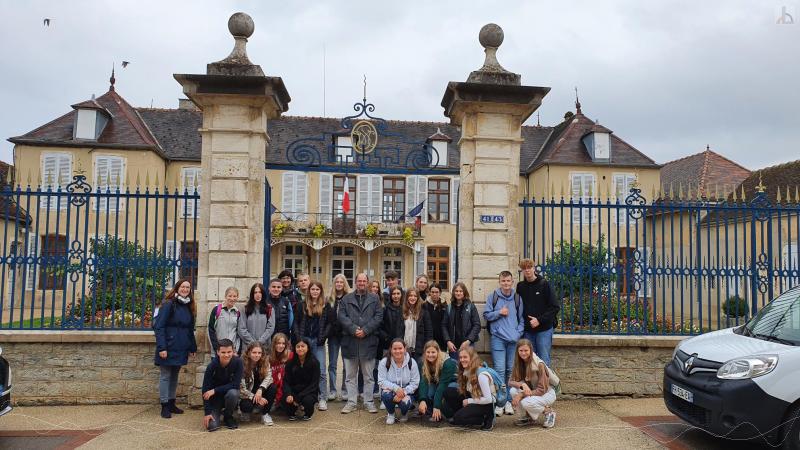 Sch�lergruppe vor dem Rathaus von Chaource