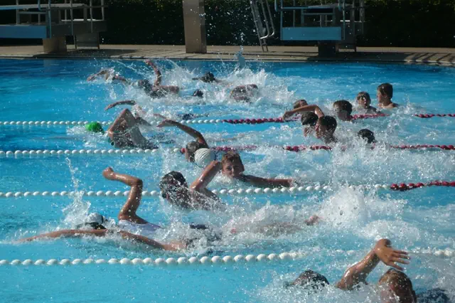 Schwimmunterricht im Freibad