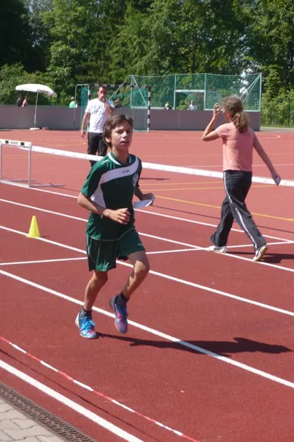Junge beim Sprint auf der Tartanbahn