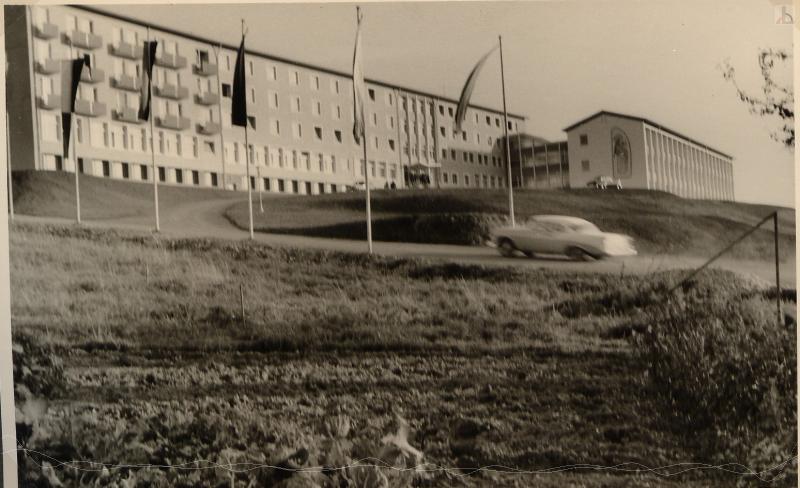 SW Bild vom A-B Bau mit einfahrendem Auto