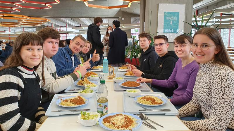 Mathe-Leistungskurs beim Essen in der Mensa der Uni Tübingen
