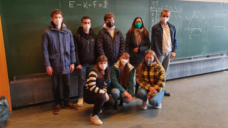 Mathe-Leistungskurs vor Tafel in Tübinger Hörsaal