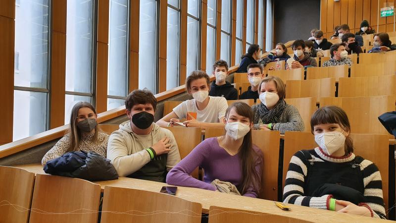 Mathe-Leistungskurs in den Bänken des Hörsaals