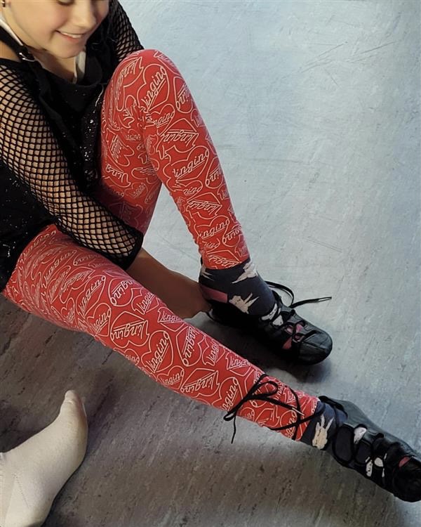 Sch�lerin zieht Steppschuhe an