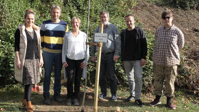 AK Ökofair pflanzt Baum für Gerhard Stumpp