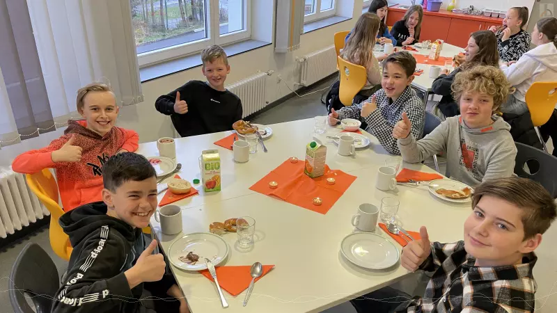 Schüler beim fairen Frühstück