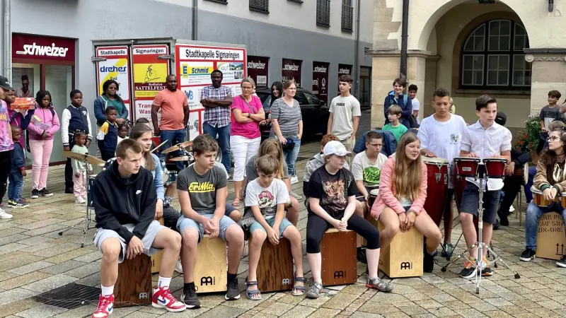 Sch�lergruppe mit Cajons