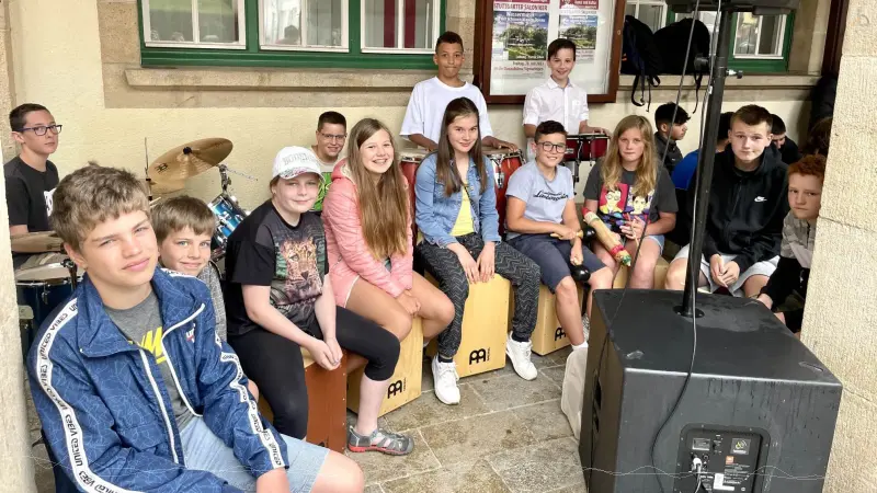 Schülergruppe auf dem Rathausplatz