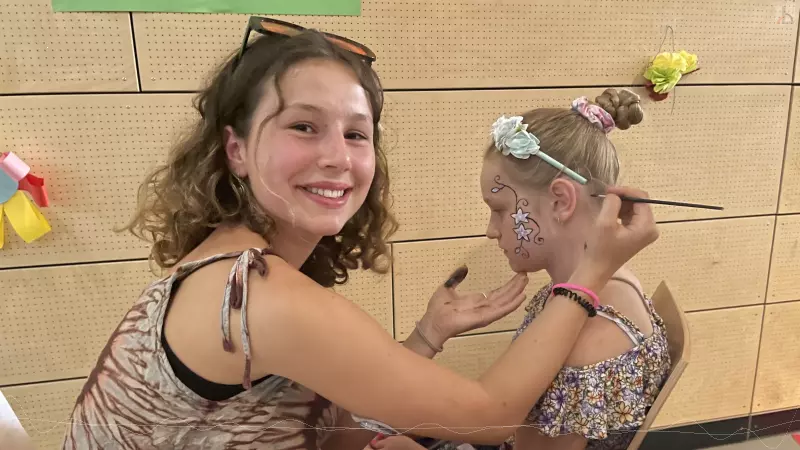 Sch�lerin wird geschminkt