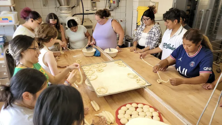 Sch�lergruppe beim Backen