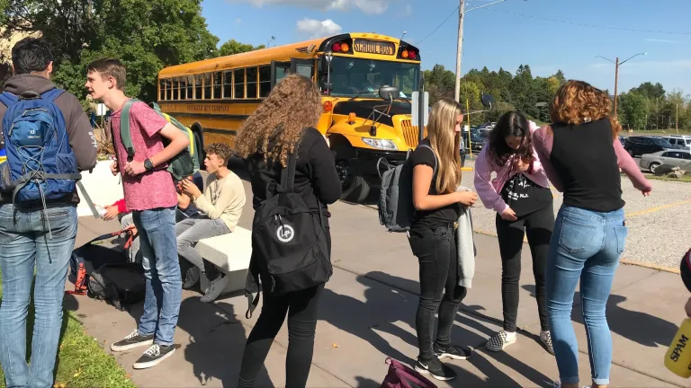 Sch�lergruppe vor Schulbus