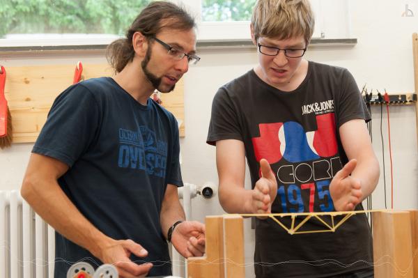 Schüler zeigt Herrn Romer sein Werk