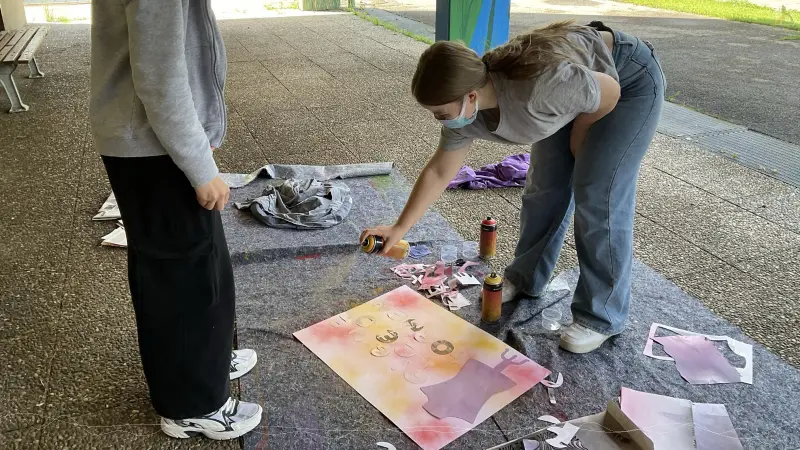 Schülerinnen gestalten Ausstellungsplakat