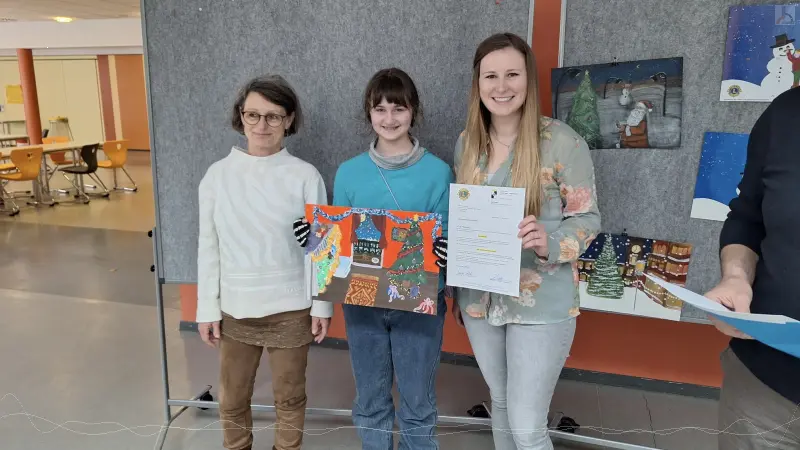 Oleksandra mit Klassenlehrerin Frau Buder und Kunstlehrerin Frau Jäger