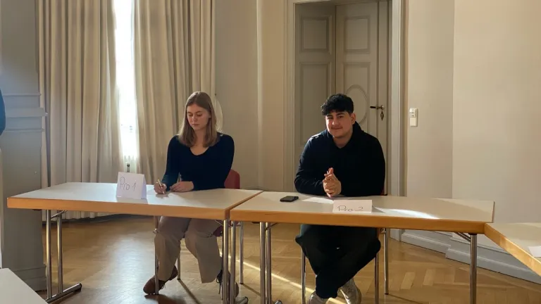 Vivienne vertritt die Pro-Seite