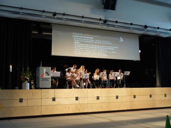 Die Tau-Band spielt
