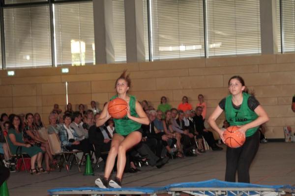 Turnerinnen mit Basketb�llen